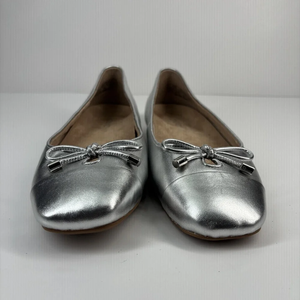 Vionic Silver Flats with Bow Detail 8.5 wide - Picture 3 of 16